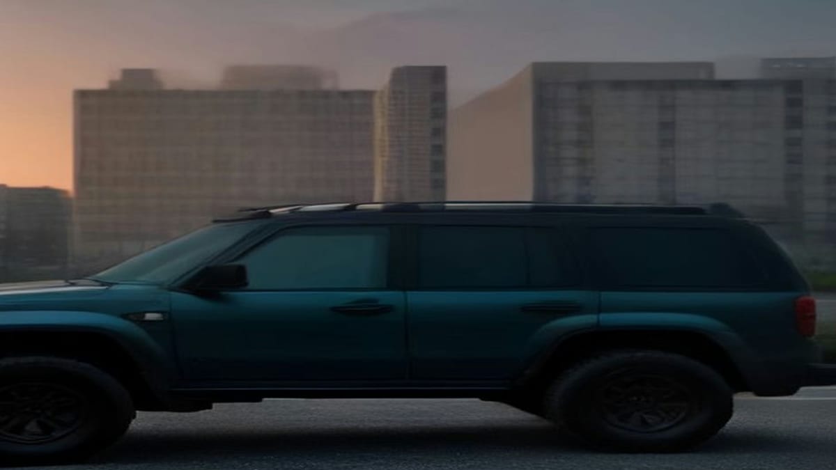 해 질 녘 넓은 주차장에 서 있는 중고 SUV 측면과 먼 아파트 — 도담무역 중고차수출